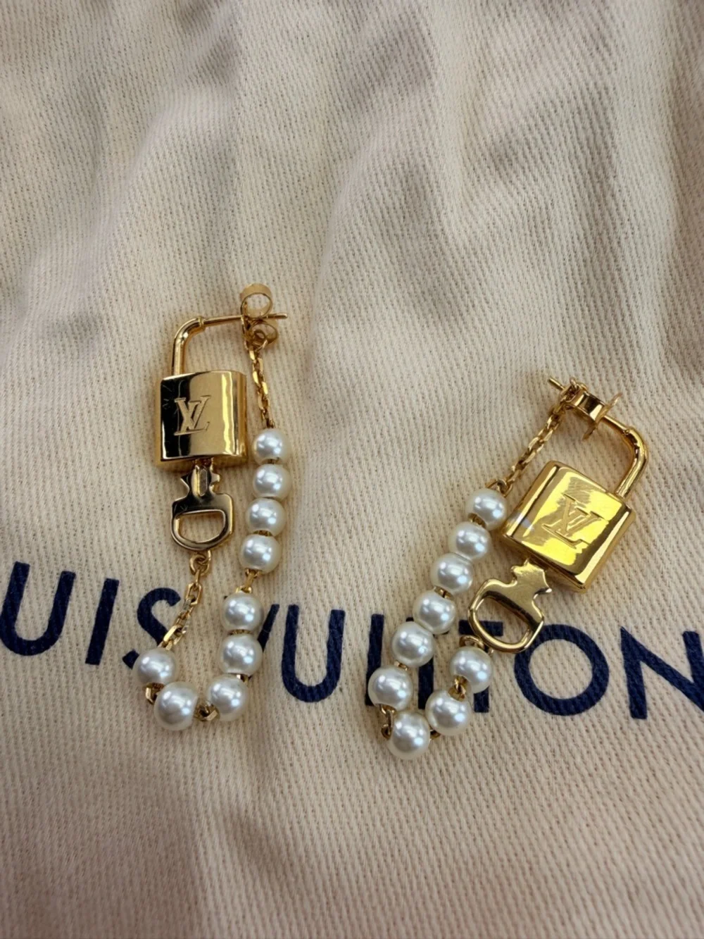 Louis Vuitton Pearlock Gold and White Pearl Chain Earring